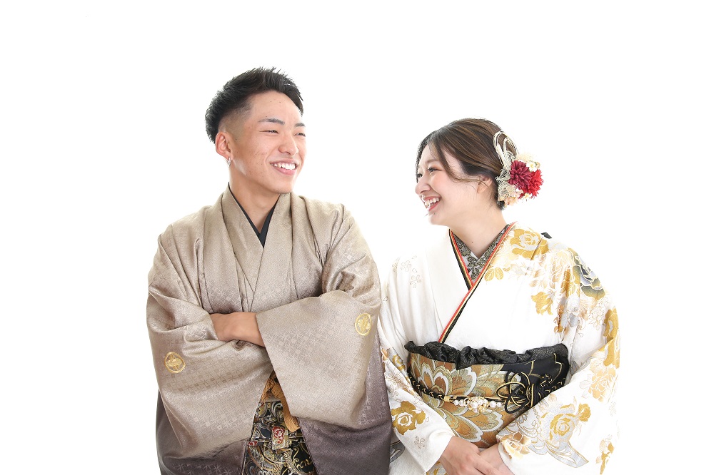 成人式の前撮りでﾍﾞｰｼﾞｭの羽織袴を着た男性と白い振袖を着た女性